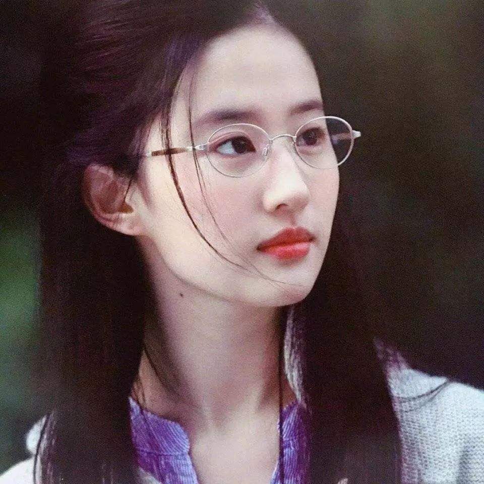 女明星戴眼镜:刘亦菲气质斯文,赵丽颖可爱