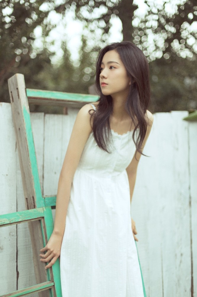 庄达菲夏日元气写真出炉 尽显少女青春活力