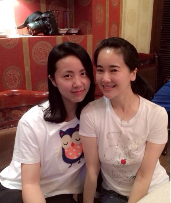 42岁左小青近照曝光,素颜现身略显发福,8岁女儿露面
