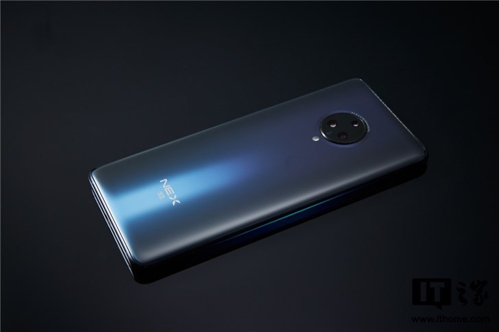 在nex   5g的背面,还有nex系列logo与"5g"标识.