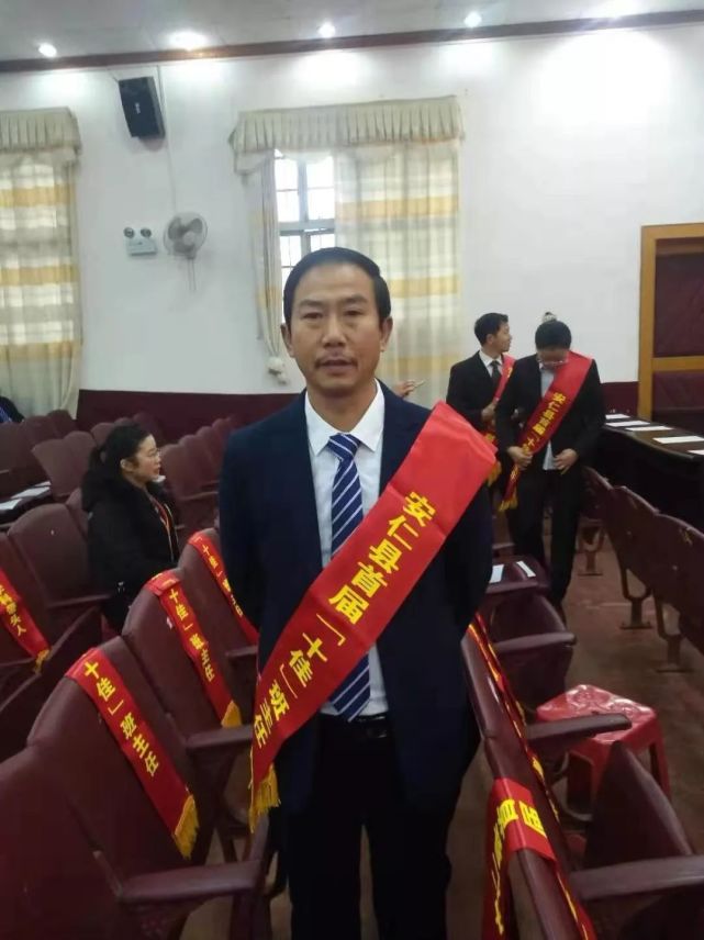 记郴州市教育突出贡献者,安仁县关王中学副校长何万高