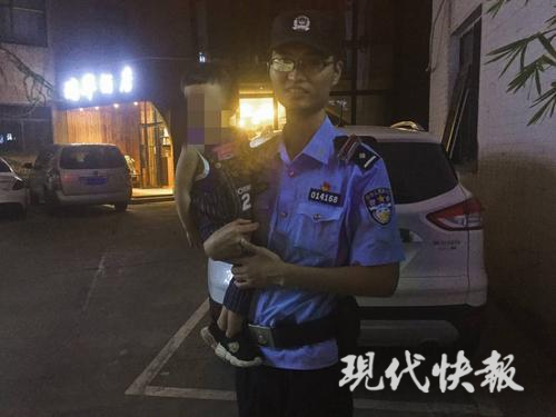 萌娃和家人走散哭鼻子 见到民警乐开花求抱抱