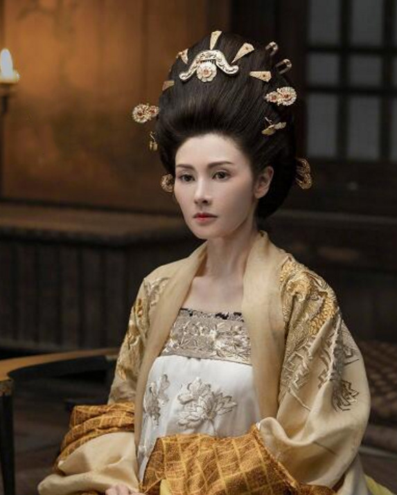 整身布满金色的奢华古装,李嘉欣诠释"雍容华贵"