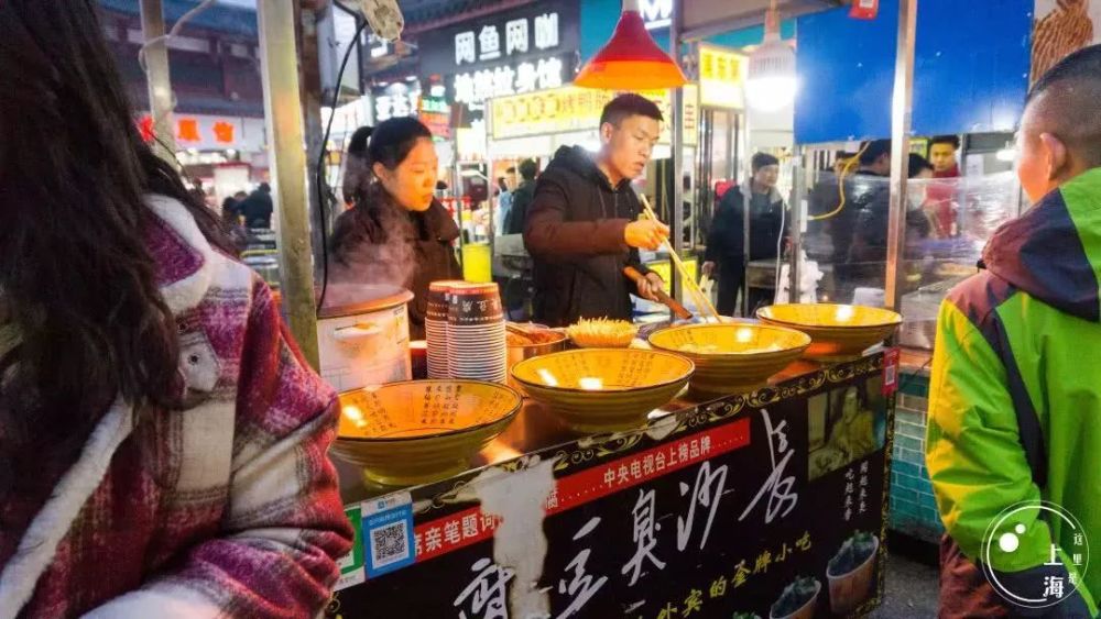 臭豆腐 份大量足 这里各种卖臭豆腐的摊位比比皆是 价格不等,味道