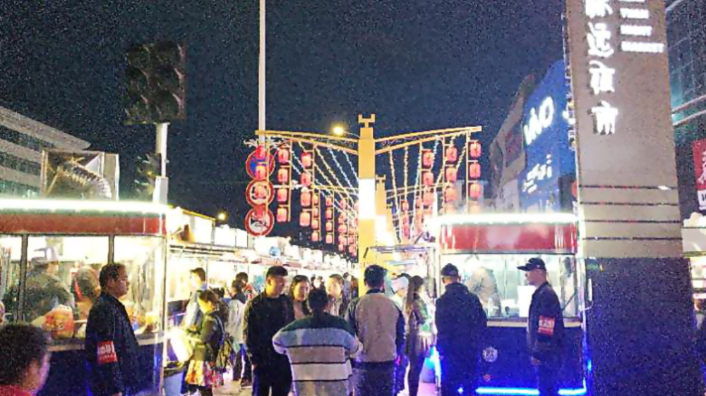 宁夏银川很热闹的夜市,品尝美食需要排队,很有名的是