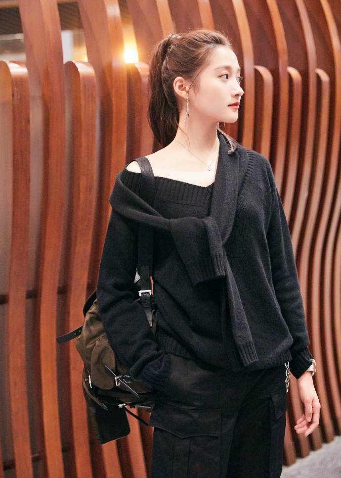 关晓彤私服造型,黑色毛衣搭配工装裤,帅气十足