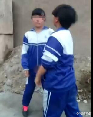 女生被打38记耳光围观者叫好