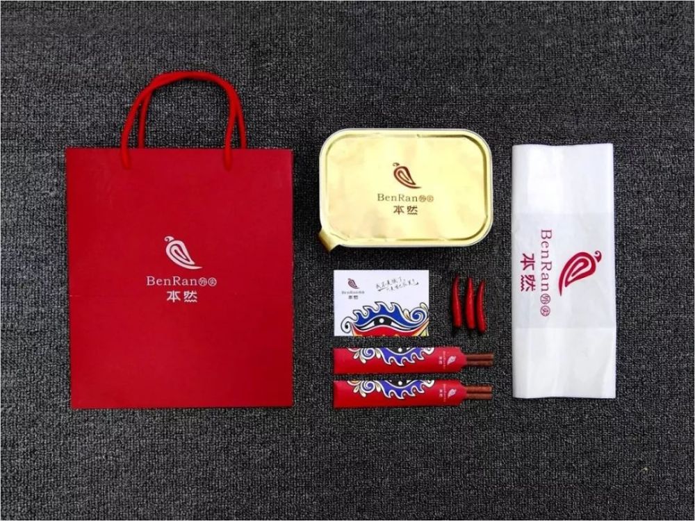 当然这种包装类型除了用于外卖,也适用于礼盒的设计.