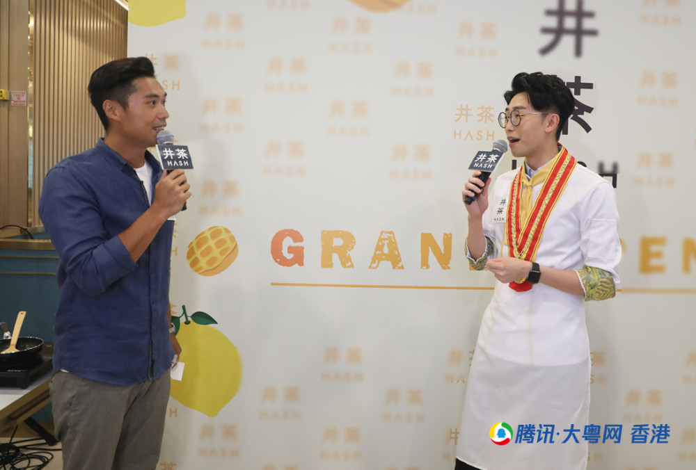 《东张西望》主持潘梓锋(左)当活动司仪.