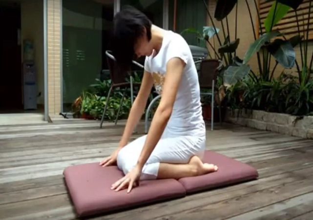 每天5分钟金刚坐,不仅拉伸脚踝释放压力,最重要的还能