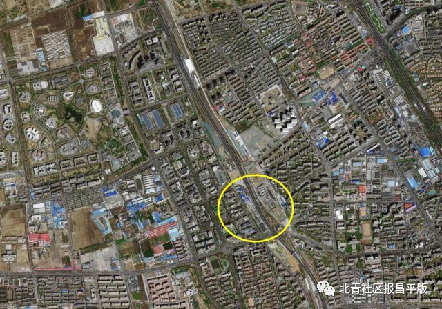 地铁昌平线南延伸的清河站并不在京张铁路西侧而且在地下