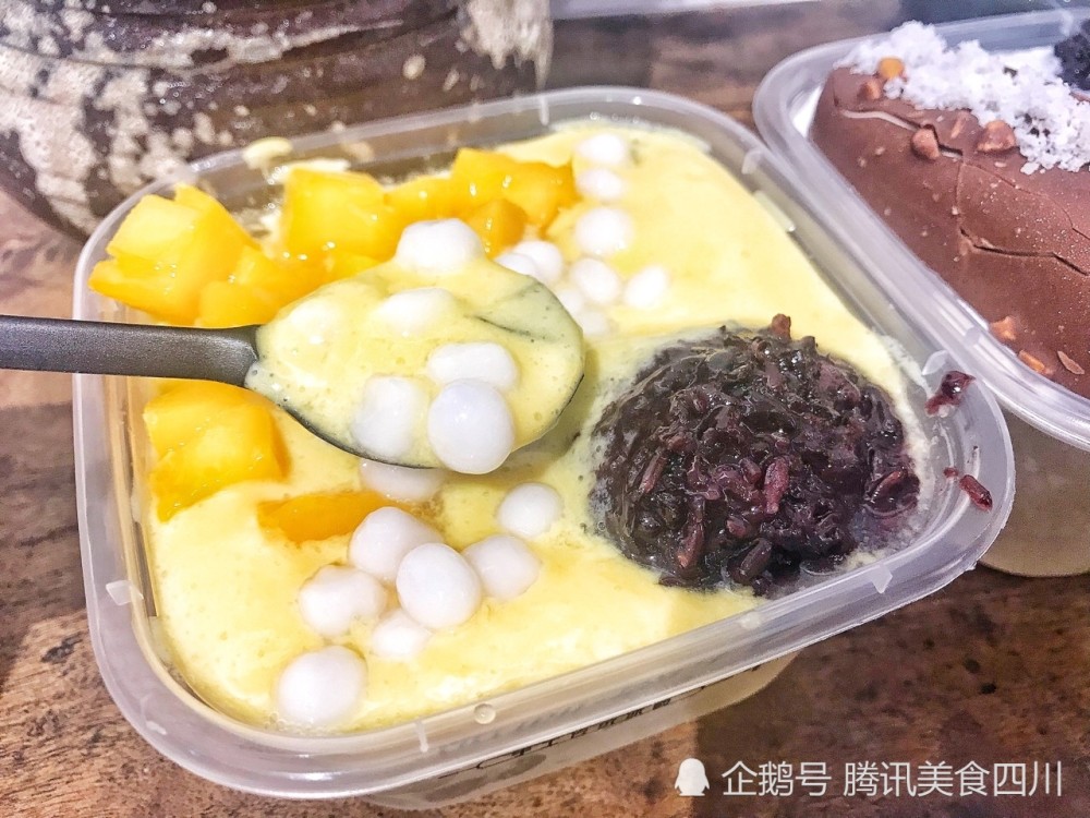 杨枝甘露冰粉:杨枝甘露冰粉像是港式杨枝甘露和传统冰粉的结合,而且加