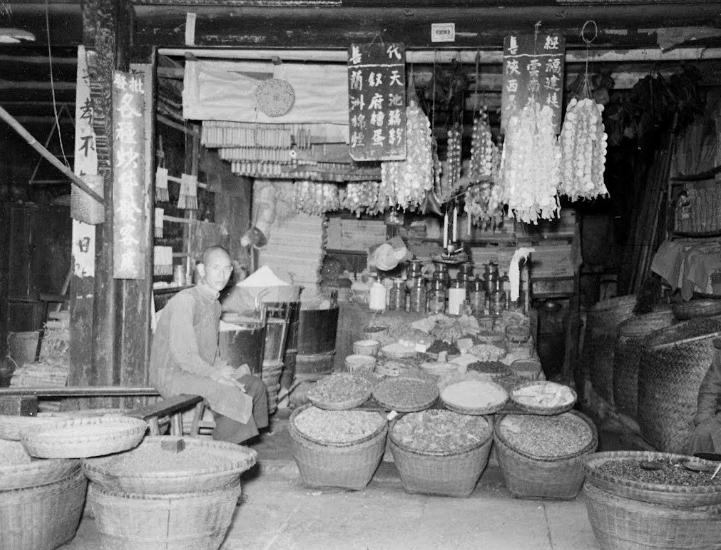 民国时期老照片四川龙泉驿食盐商店和热闹的粮食市场