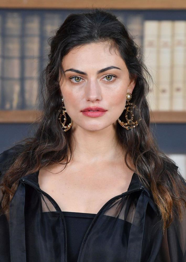 模特菲比·托金(phoebe tonkin)巴黎时装周出席香奈儿