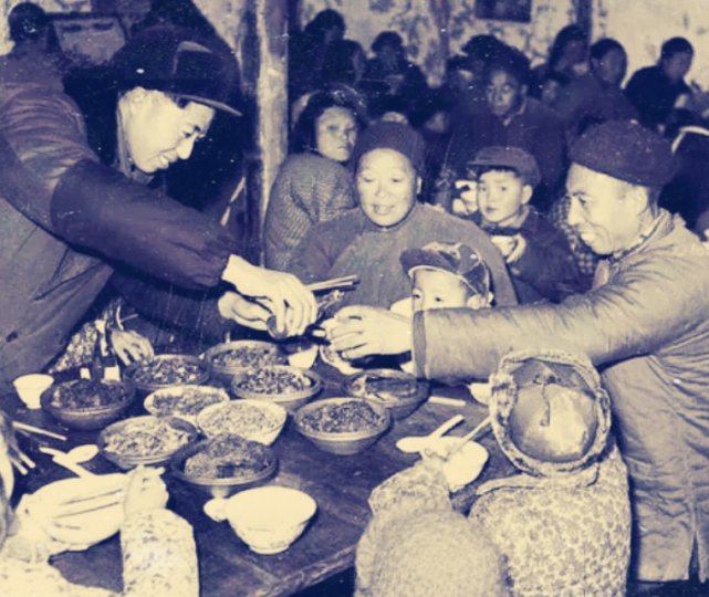 老照片:人民公社时期集体吃大锅饭的场景特别壮观!