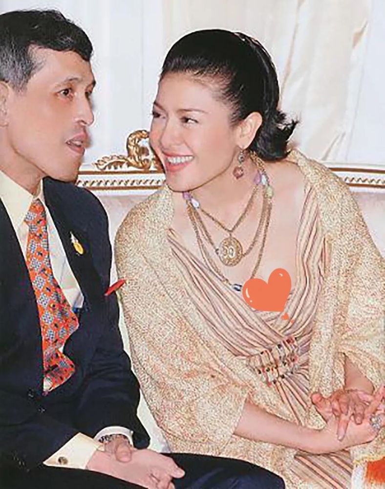 西拉米王妃机关算尽,想靠性感礼服挽留国王,却输给清纯的苏提达