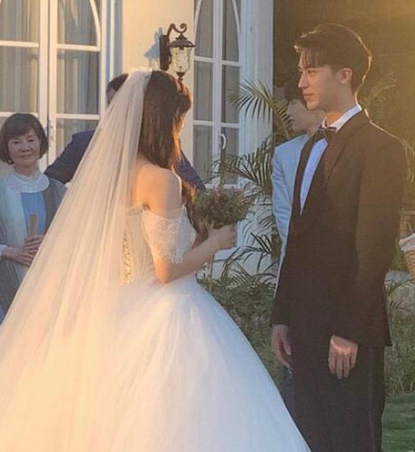 婚纱西装照片_婚纱西装情侣头像(2)