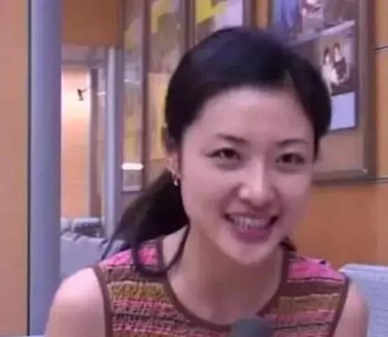 央视前一姐周涛20岁照片曝光,素颜让人惊叹:那个时候真好看啊