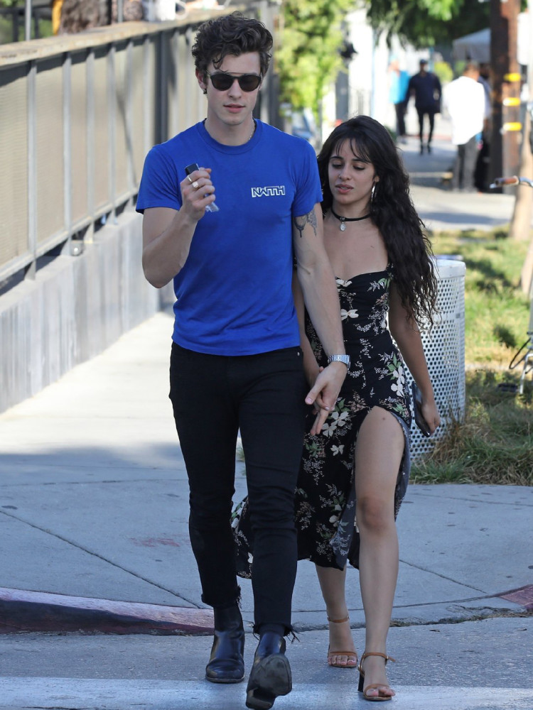 157卡妹和189男友出街,穿开叉长裙秀身材,大长腿抢镜