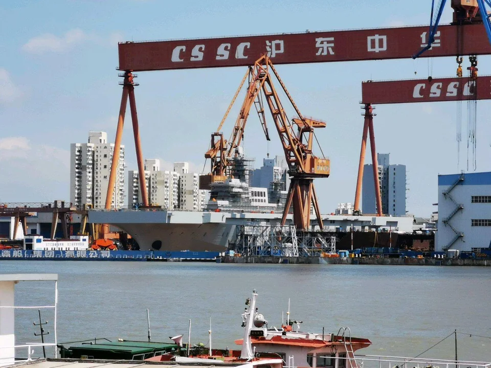 沪东船厂传来好消息!超3万吨巨舰刷漆完毕,海军饺子越