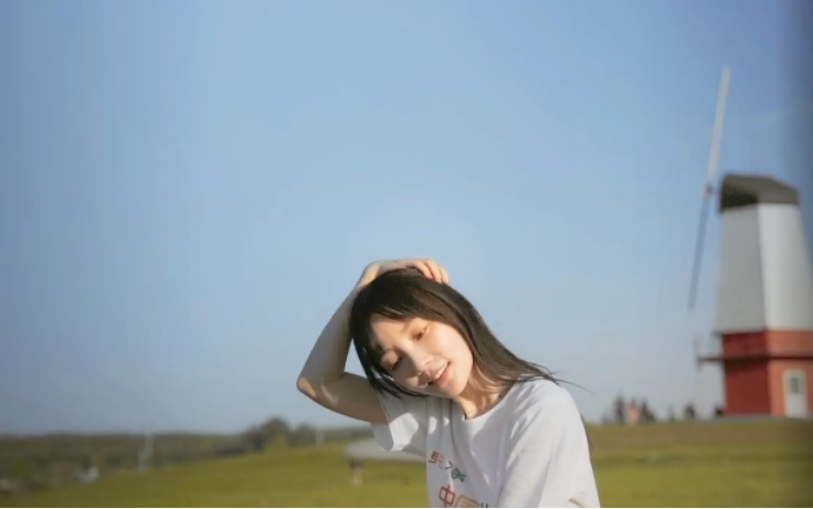画面中,李小璐穿着清纯系校花们最爱的白t恤和牛仔短裤,在初秋的阳光