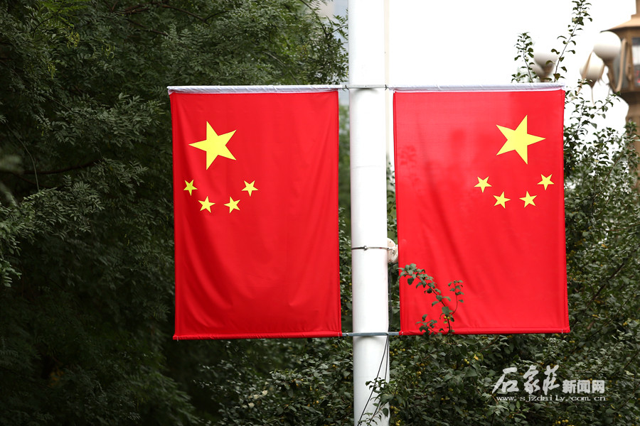 悬挂国旗迎国庆,石家庄街头洋溢"中国红"