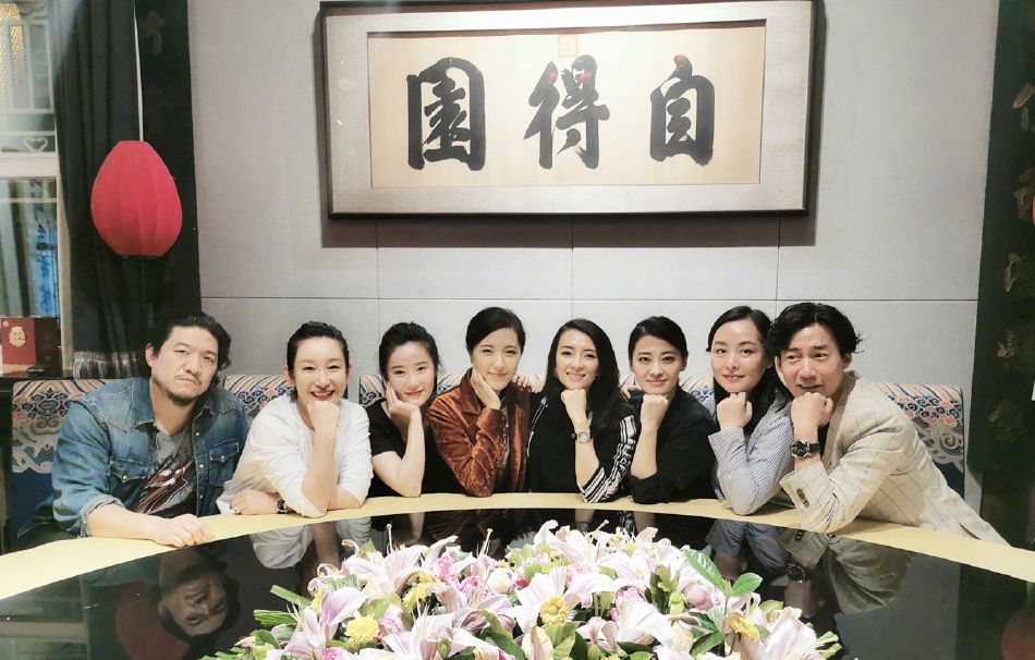 中戏96明星班聚会,"八大金钗"曾黎依然最美,袁泉胡静