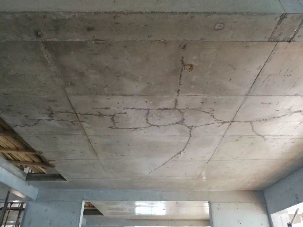 建筑工程施工实例住宅现浇板裂缝产生的防治过程