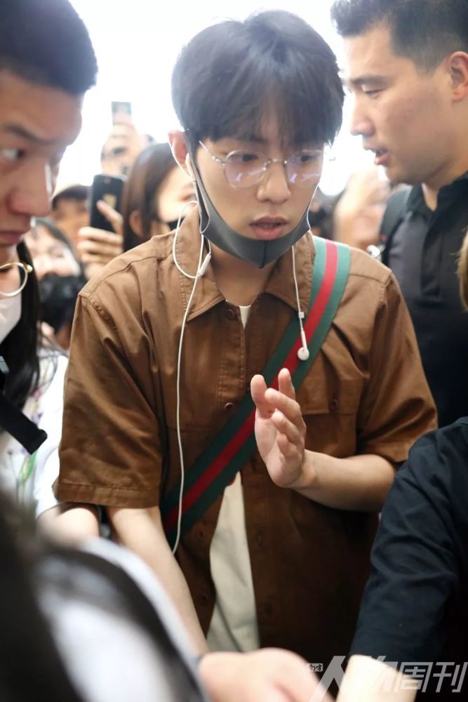 李现公开发文希望大家理智追星:"私生饭",与罪恶一步