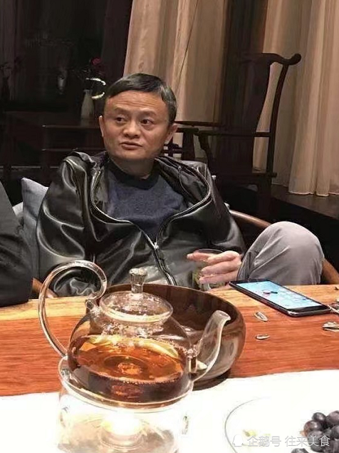 马云退休后首次露面看到他吃的东西后网友也就你敢吃