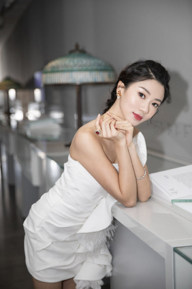 郑恺前女友程晓玥晒美照,妆容精致身姿曼妙名牌首饰超