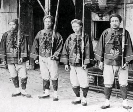 清朝军队衣服上的"兵"和"勇"字,两者有何区别,你们知道吗?