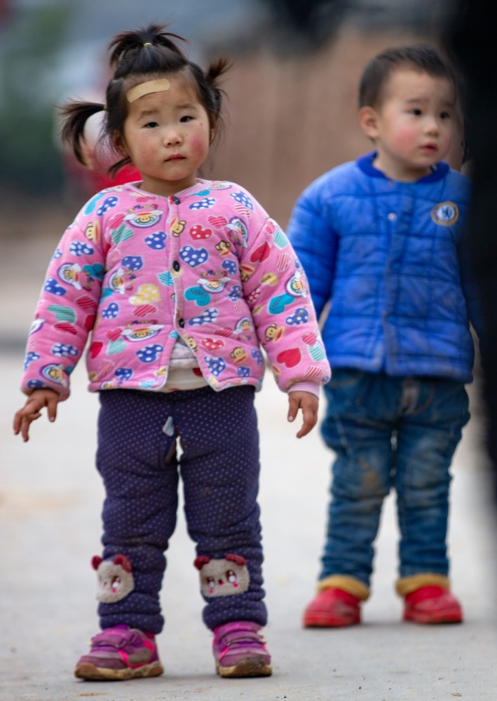 农村幼儿依然爱穿开裆裤真应了小孩的屁股大人的脸这句话