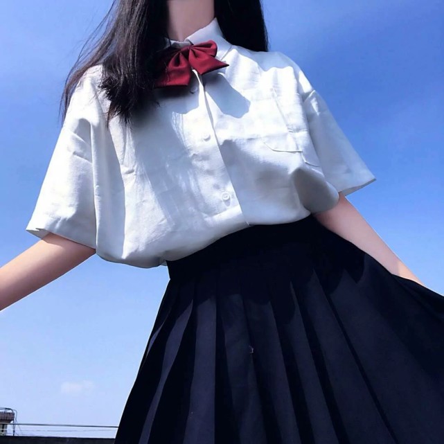 伤感女生头像:有的时候不是喜欢jk制服,而是怀念十七