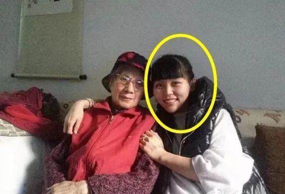 5月,王依梓微博头像就换成了和王迅的牵手照.