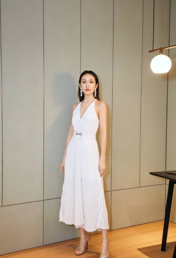 王鸥最新造型,身穿白裙清新靓丽,36岁美回16岁模样