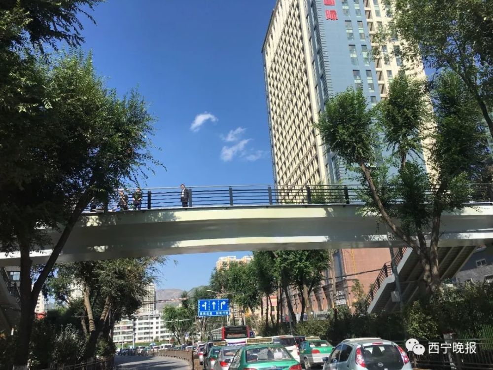今日西宁又一座过街天桥建成开通 看看在哪里