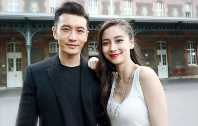 素颜加休闲装出镜的baby看起来毫无状态,哪怕是陪着儿子,简单的穿搭加