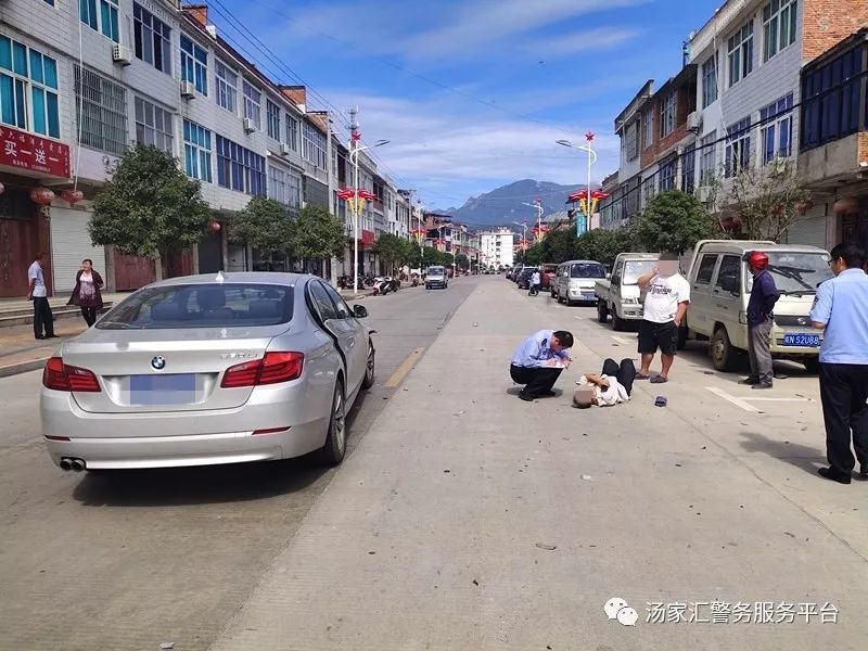 汤家汇派出所接群众报警称,在汤家汇镇街道发生一起交通事故,三轮车