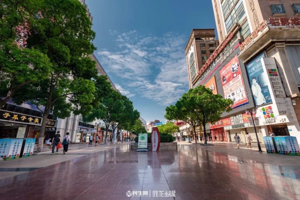 只是不再是"时髦"的代名词 2017年春节前 芜湖中山路步行街上多了一座