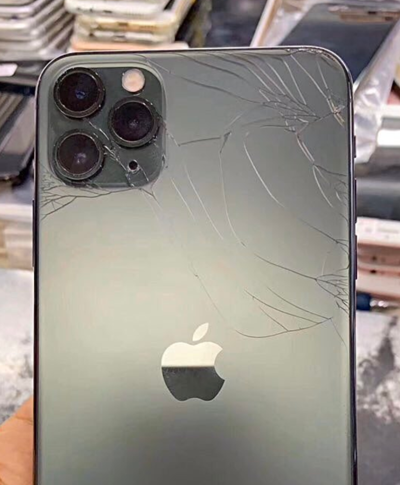 11 pro暗夜绿色的破损照片,称"如果你好奇iphone 11 pro摔碎是什么