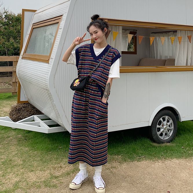喜欢街头复古风的小仙女,还可以选择白t恤搭配牛仔马甲,复古与个性