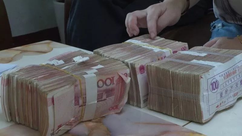 保洁师傅顾品根将捡拾到的30万现金归还失主顾老伯欣慰地表示这下终于