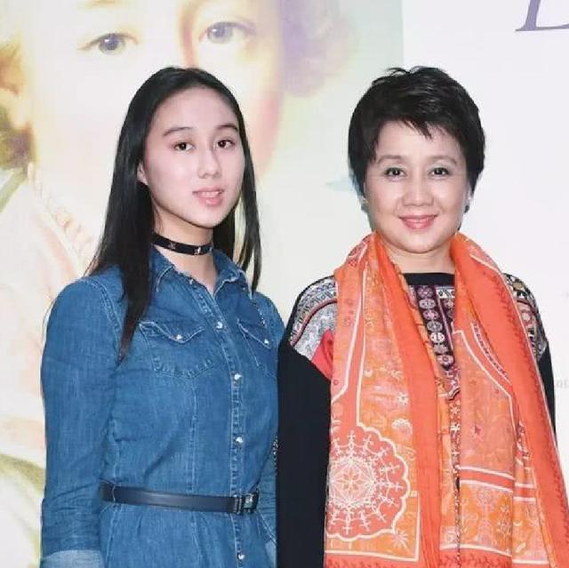 赌王小女儿曝光连续两年被邀巴黎名媛舞会20岁成人生赢家