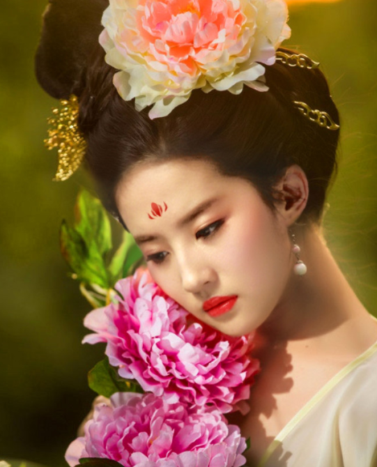 花钿是古代女孩脸上的一种花饰.一般都是点缀在额头眉间.