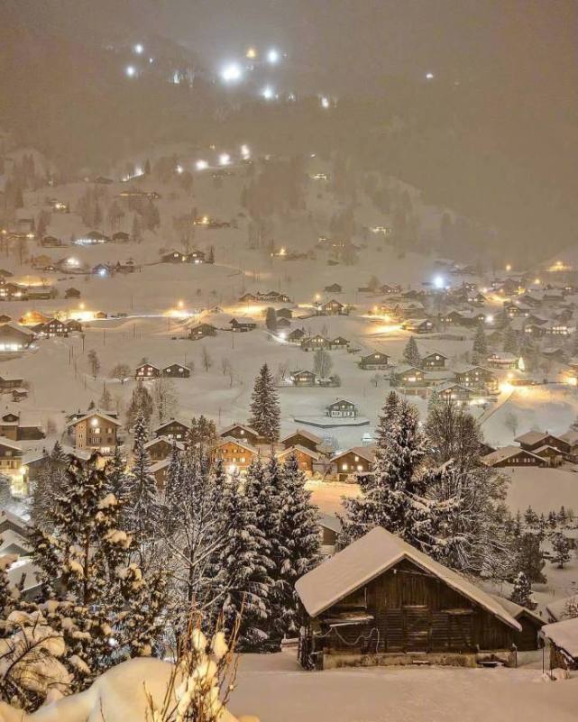 瑞士的雪夜,坐在火炉旁看窗外飘雪,仿佛生活在童话镇