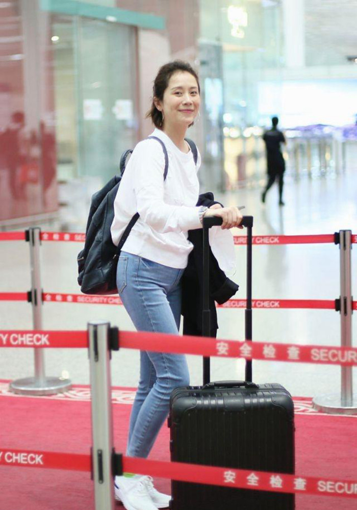 演员海清现身机场,穿白色上衣牛仔裤,自推行李箱班办登机