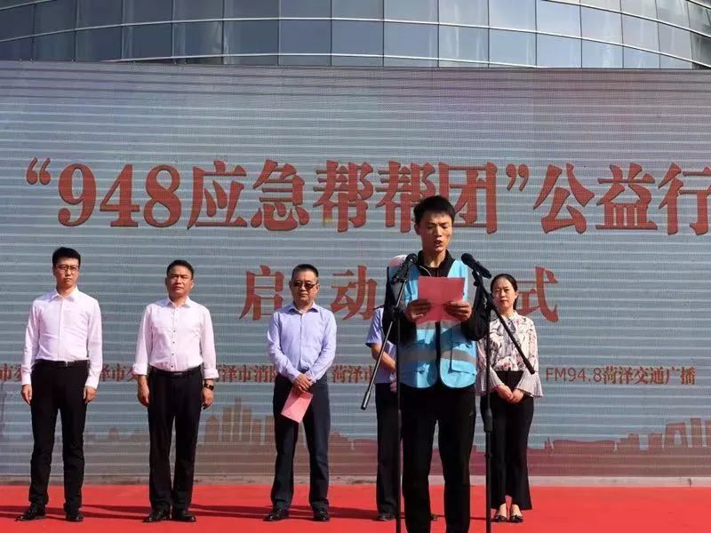 志愿者代表张凯凯上台宣读倡议书