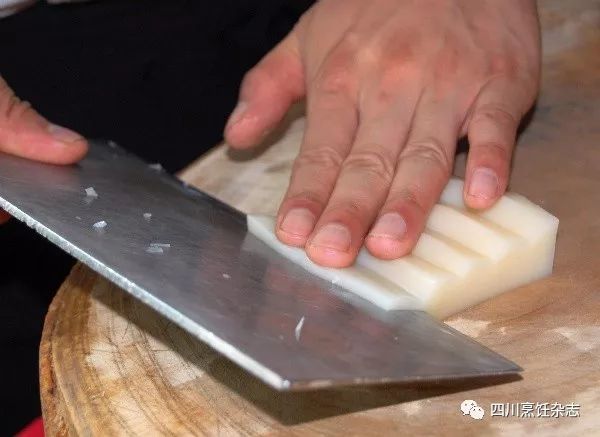 平刀抖片2但是这种刀法在日本,却有些不同,他们的墩子师傅不是在菜板
