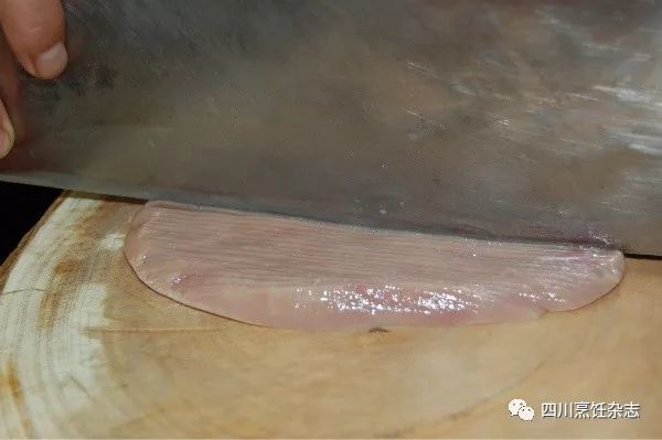 花刀成型技术主要是运用的剞与切法,在原料表面进行横竖交错的行刀